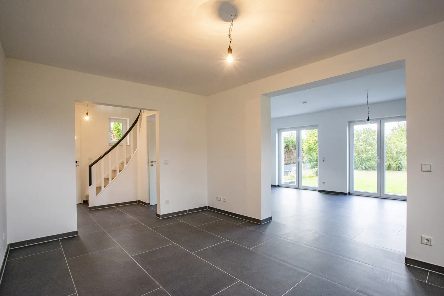 Küche EG mit Blick ins Wohnzimmer