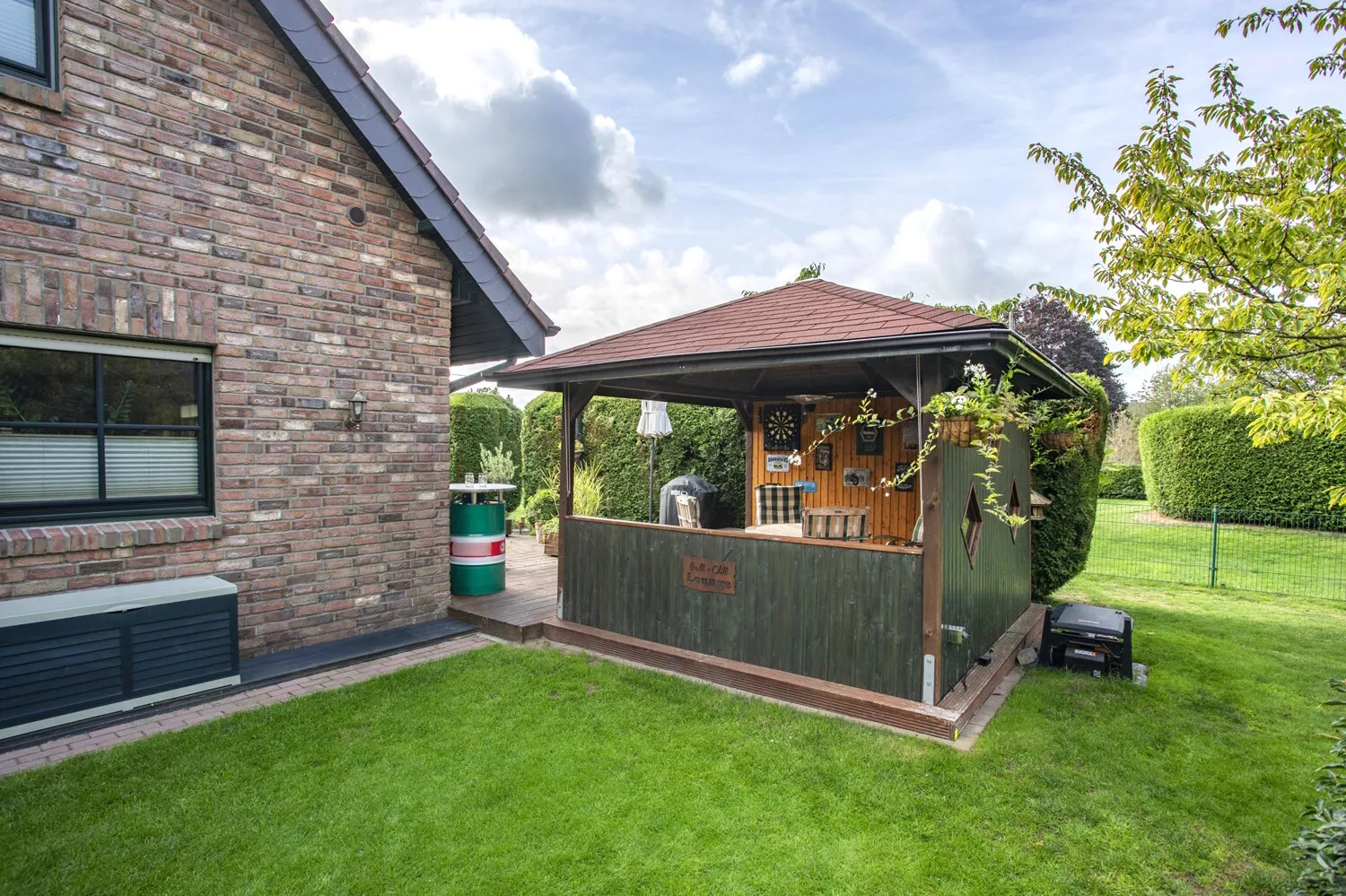 Garten mit Pavillon