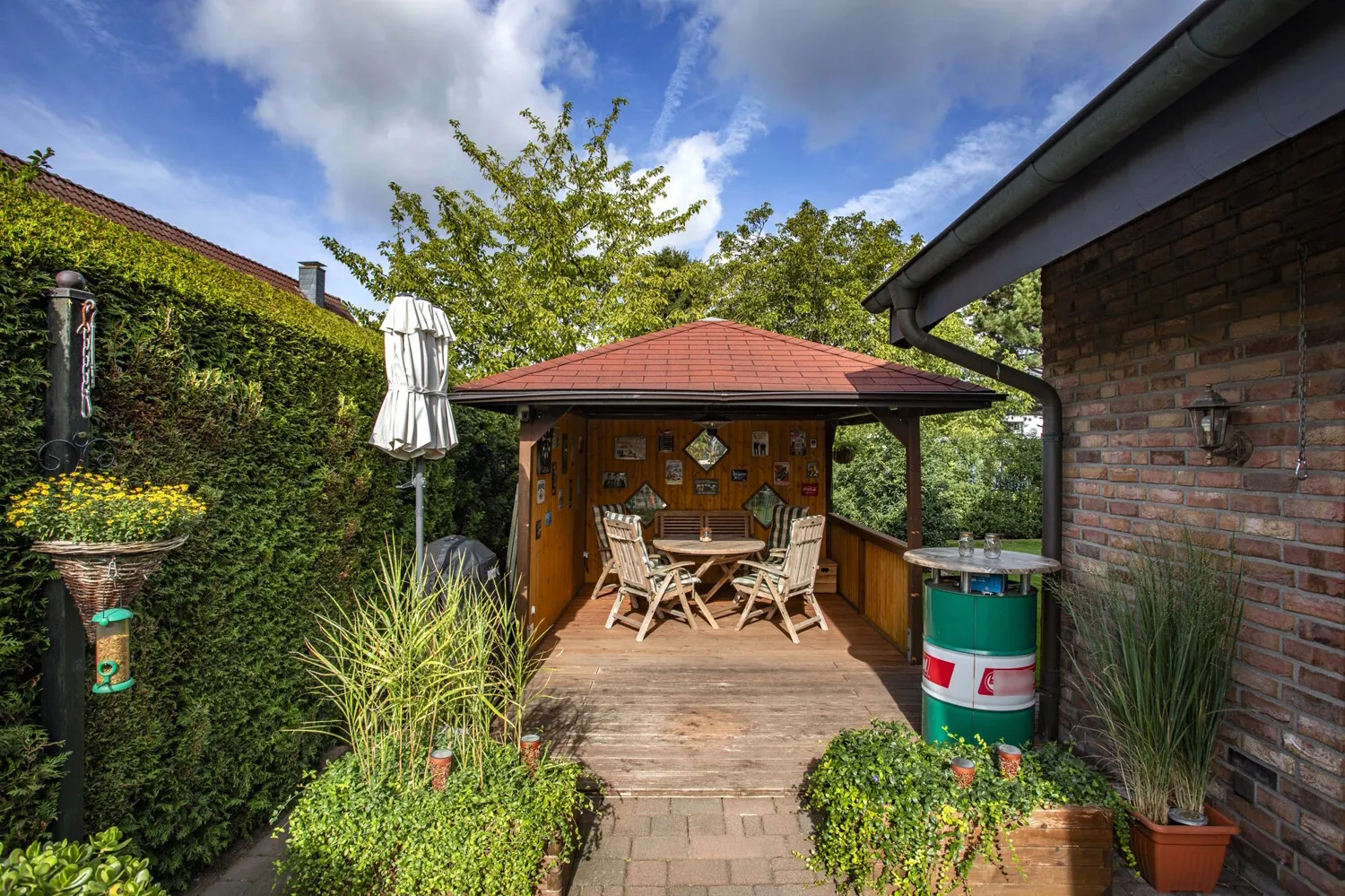 Terrasse und Pavillon