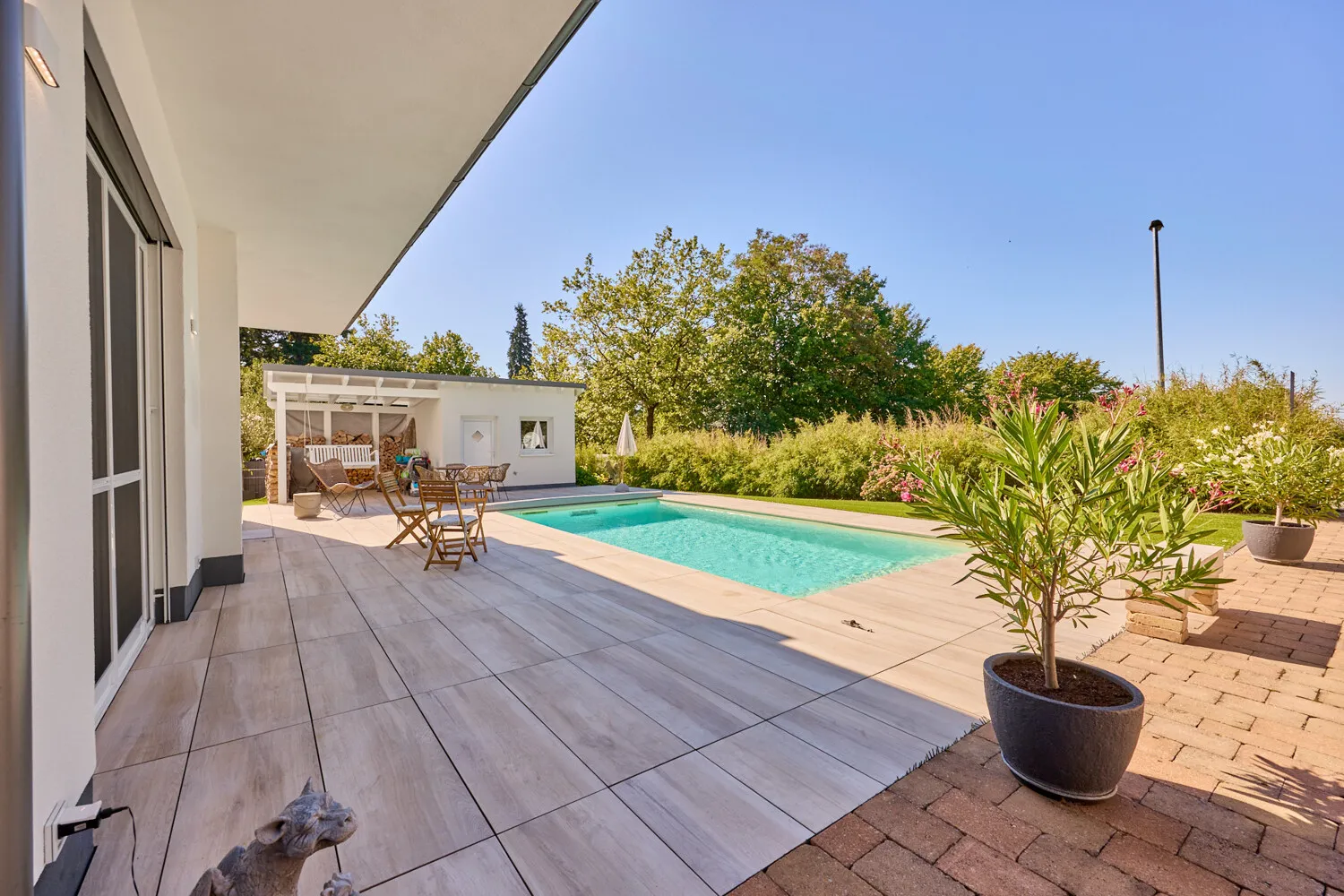 Terrasse mit Blick auf den Pool