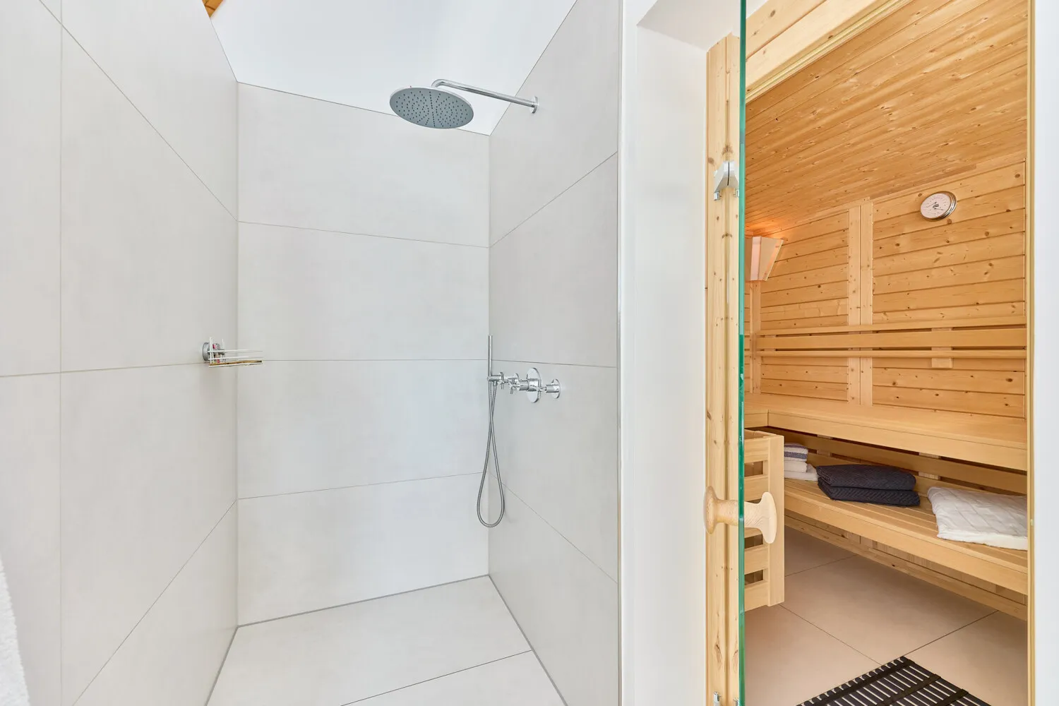 Designer-Dusche mit Zugang zur Sauna