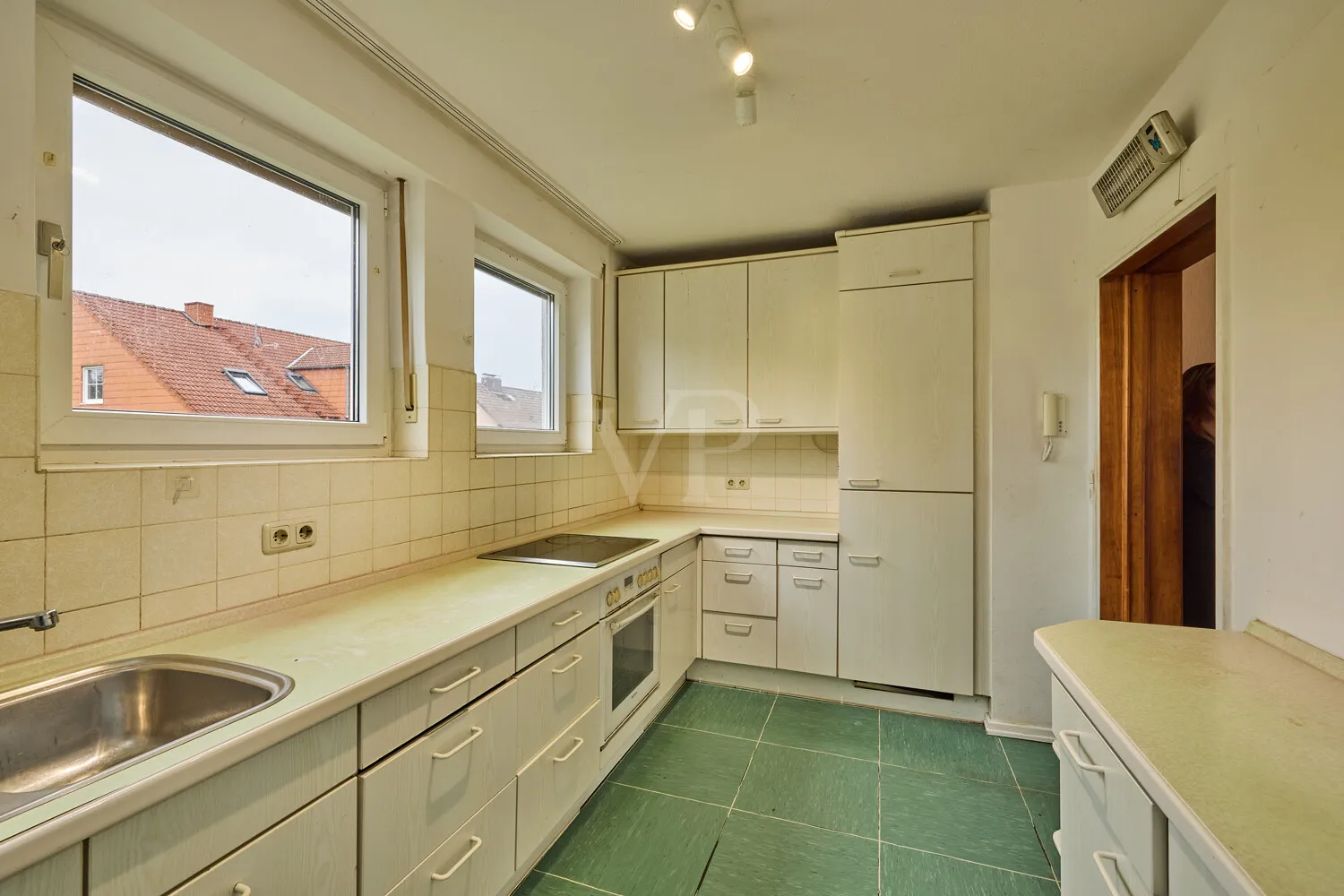 Küche mit Zugang zum Esszimmer und Wohnbereich