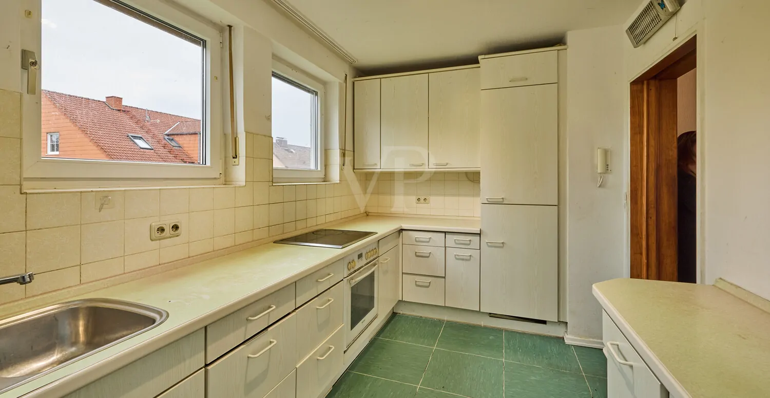 Küche mit Zugang zum Esszimmer und Wohnbereich