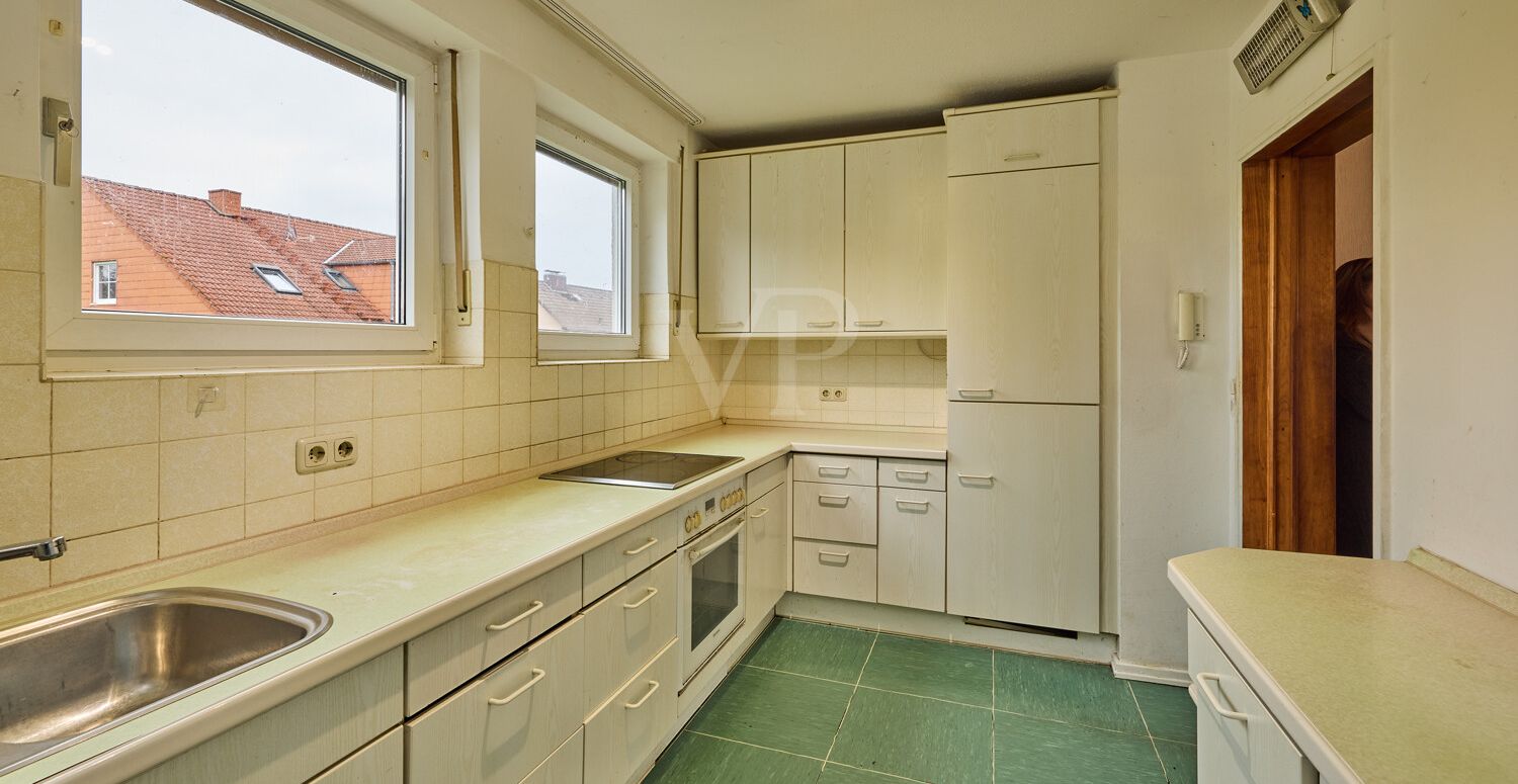 Küche mit Zugang zum Esszimmer und Wohnbereich