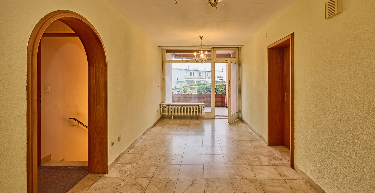 Großer Eingangsbereich mit Zugang zum Balkon