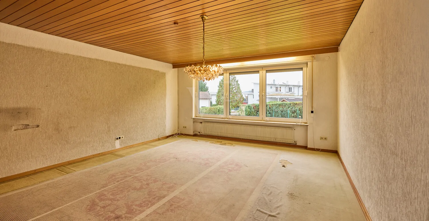 Großzügiger Wohnbereich mit Blick in den Garten