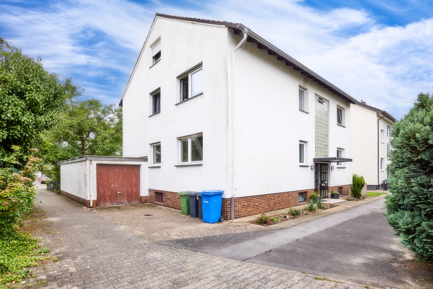 Straßenansicht mit Garage