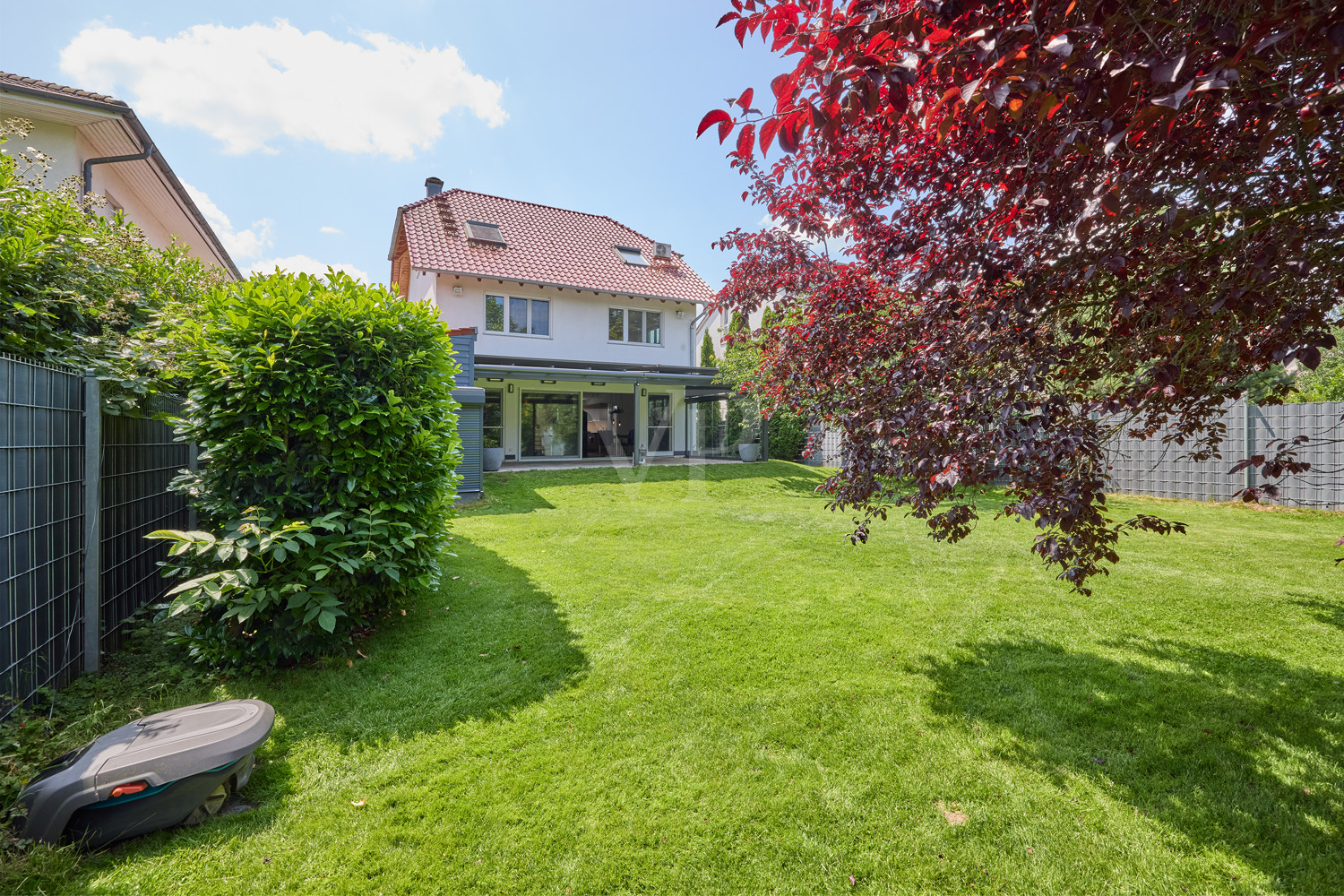 Villa auf großem Grundstück