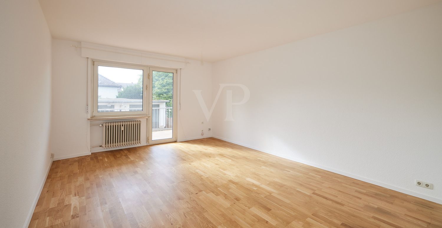 Wohnzimmer mit Zugang zum Balkon