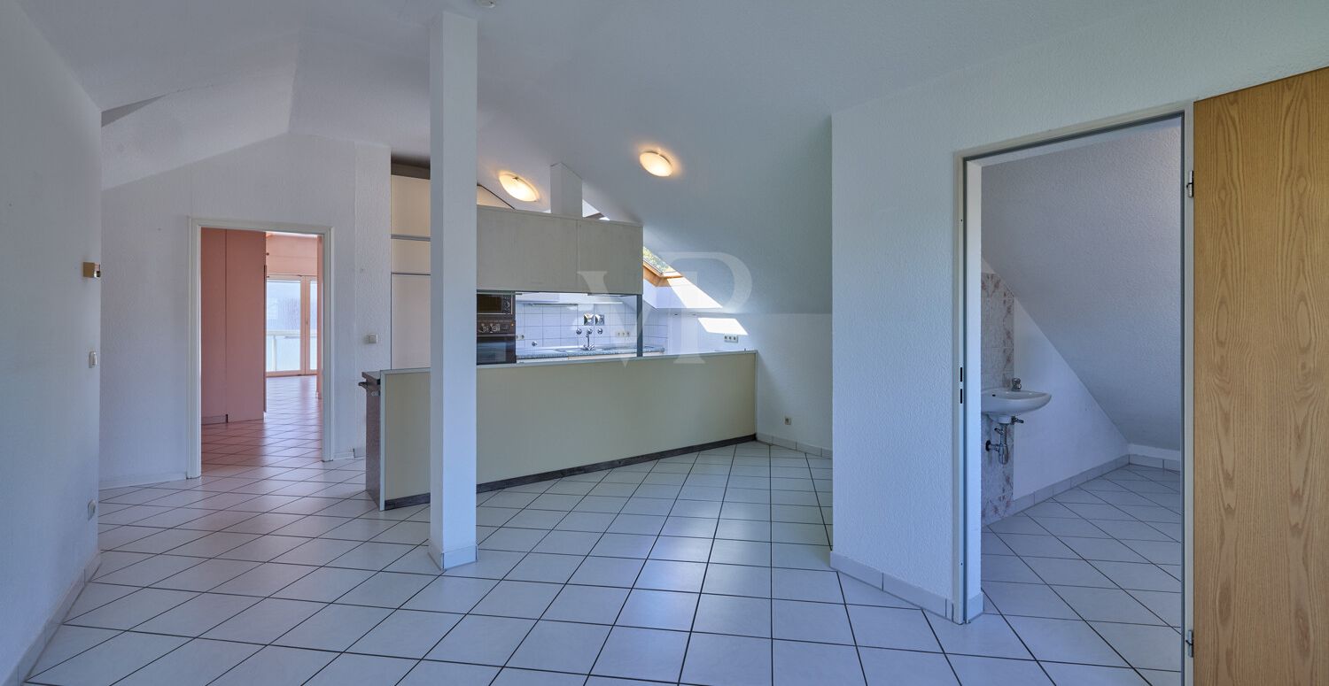Essbereich mit Blick in den Abstellraum im DG