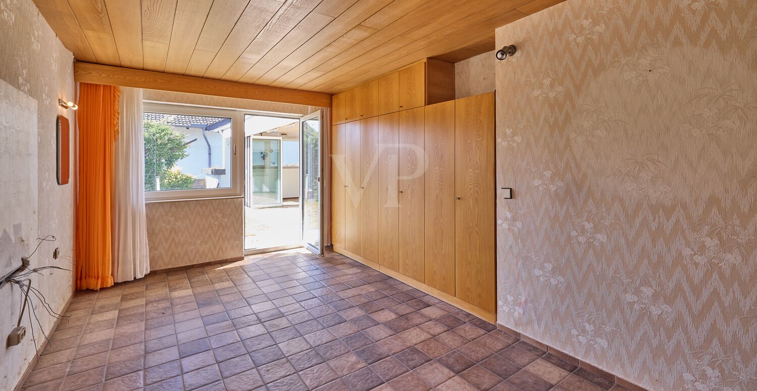 Schlafzimmer mit Zugang zum Garten