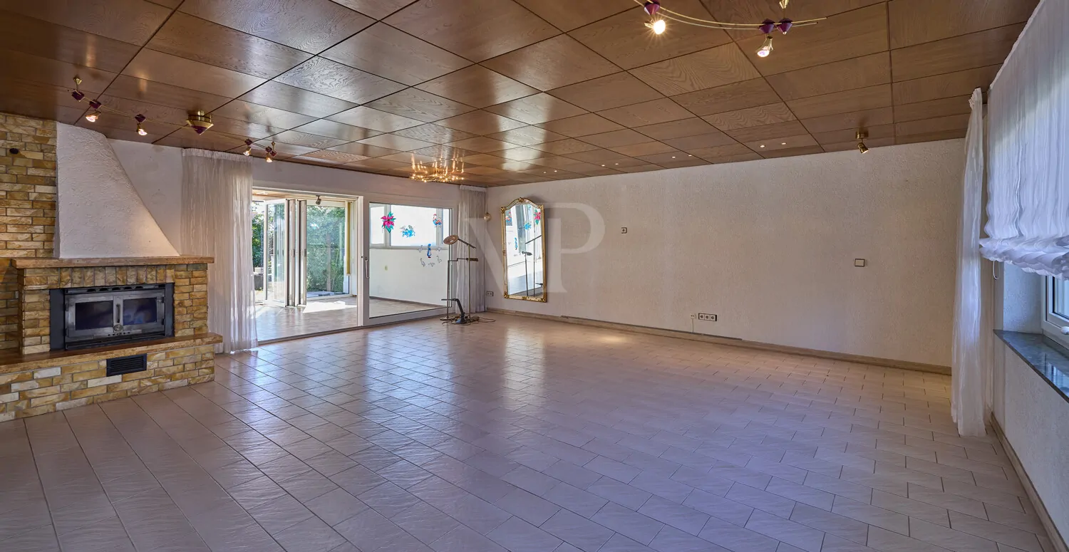 Wohnzimmer mit Kamin