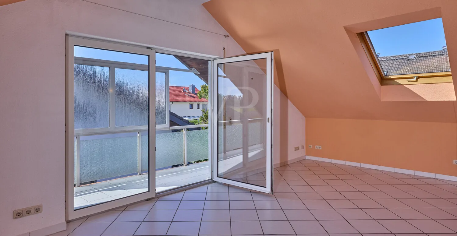 Großer, heller Wohn-/ Schlafbereich mit Zugang zum Balkon 1 im DG