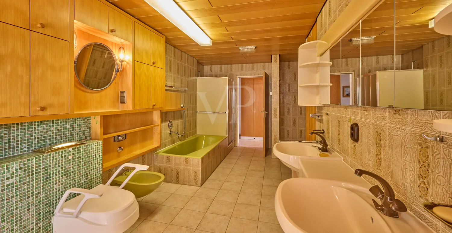 Tageslichtbad mit Wanne