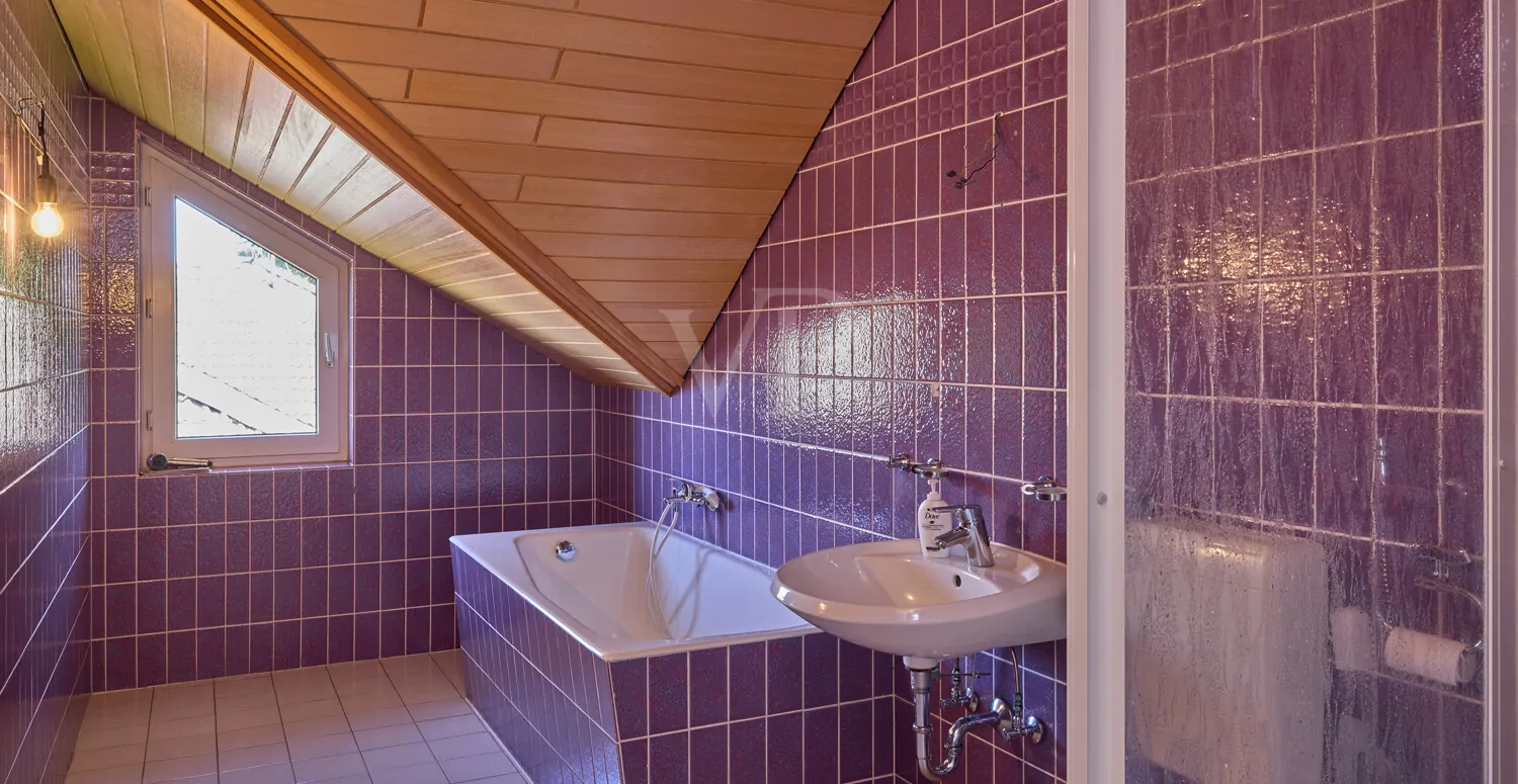 Tageslichtbad mit Wanne und Dusche