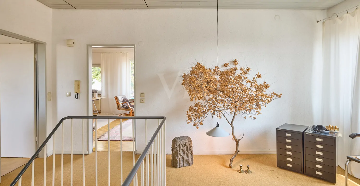 Wohn-Treppenhaus mit Blick ins Wohn-/Esszimmer OG