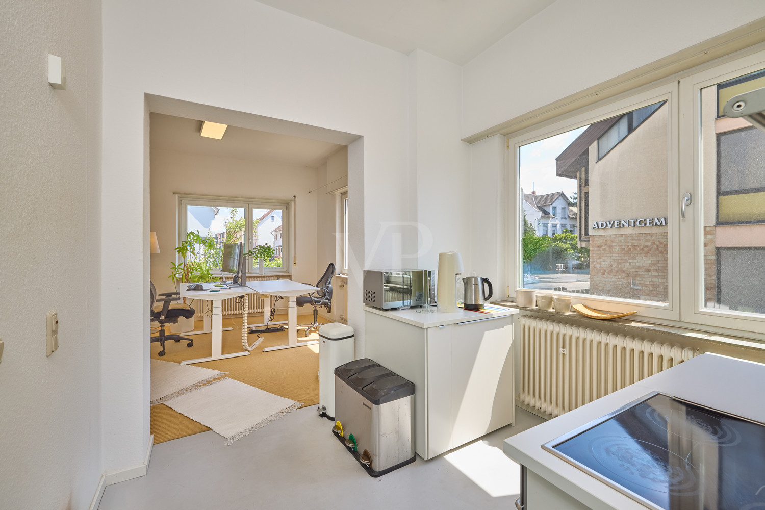 Küche mit Zugang zum Zimmer 1 Geschäftsräume