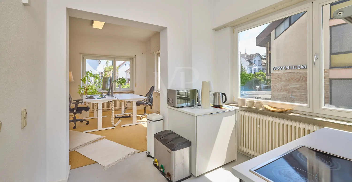 Küche mit Zugang zum Zimmer 1 Geschäftsräume