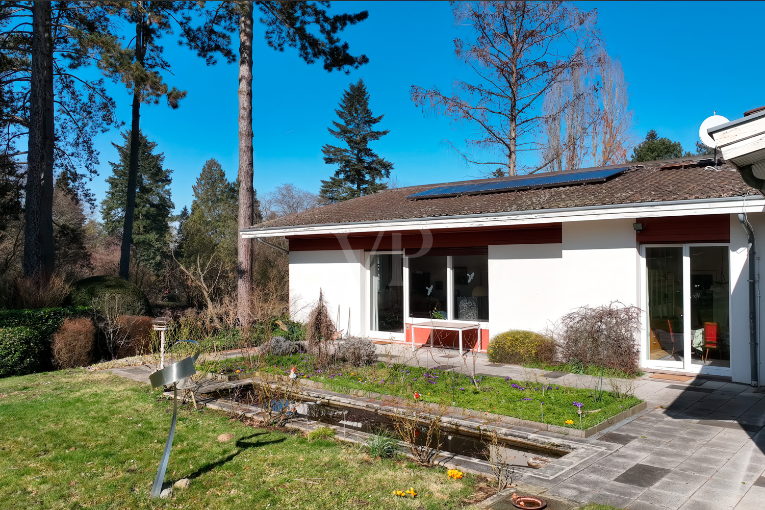 Haus mit Terrasse und Wasserbecken