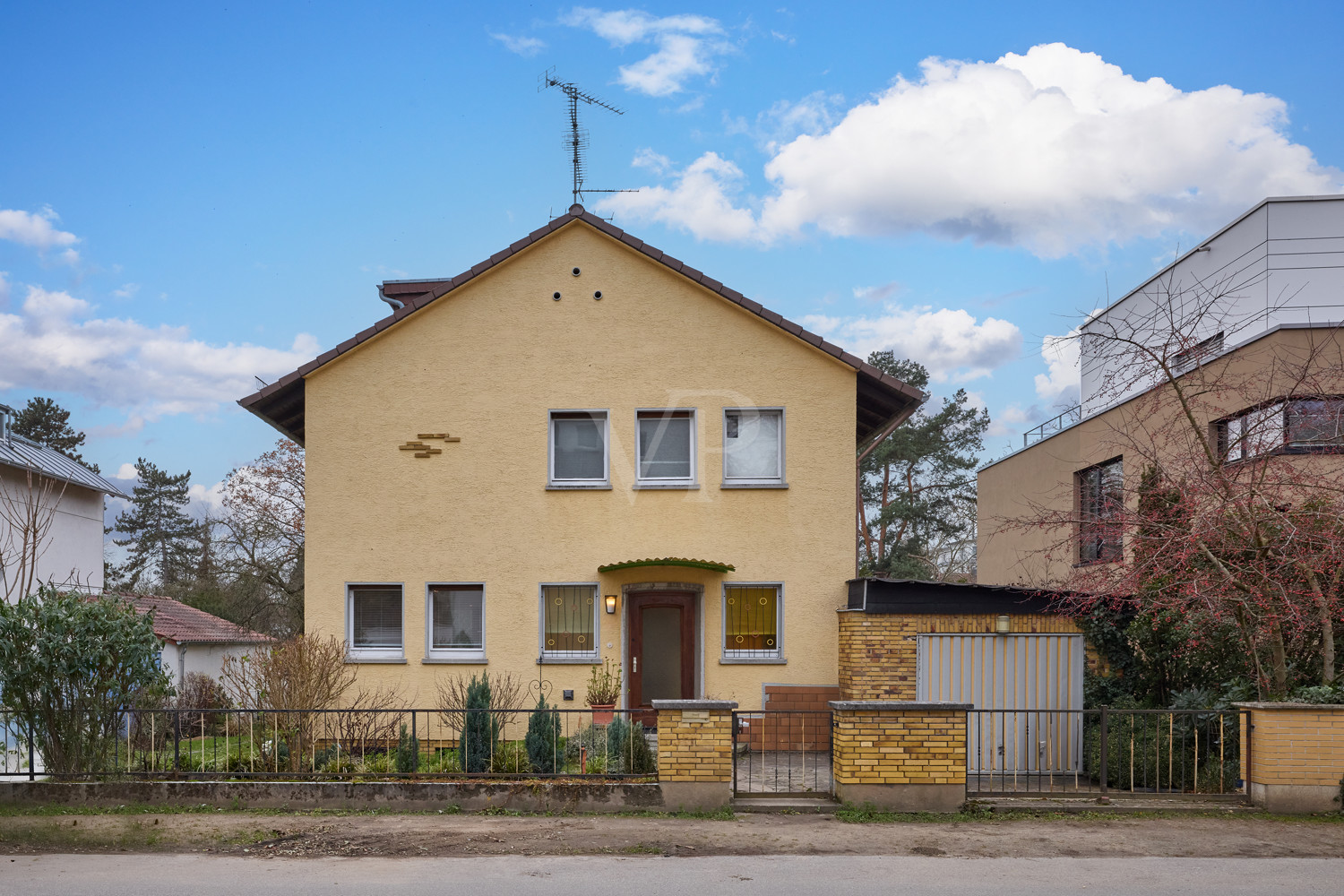 Straßenansicht mit Garage