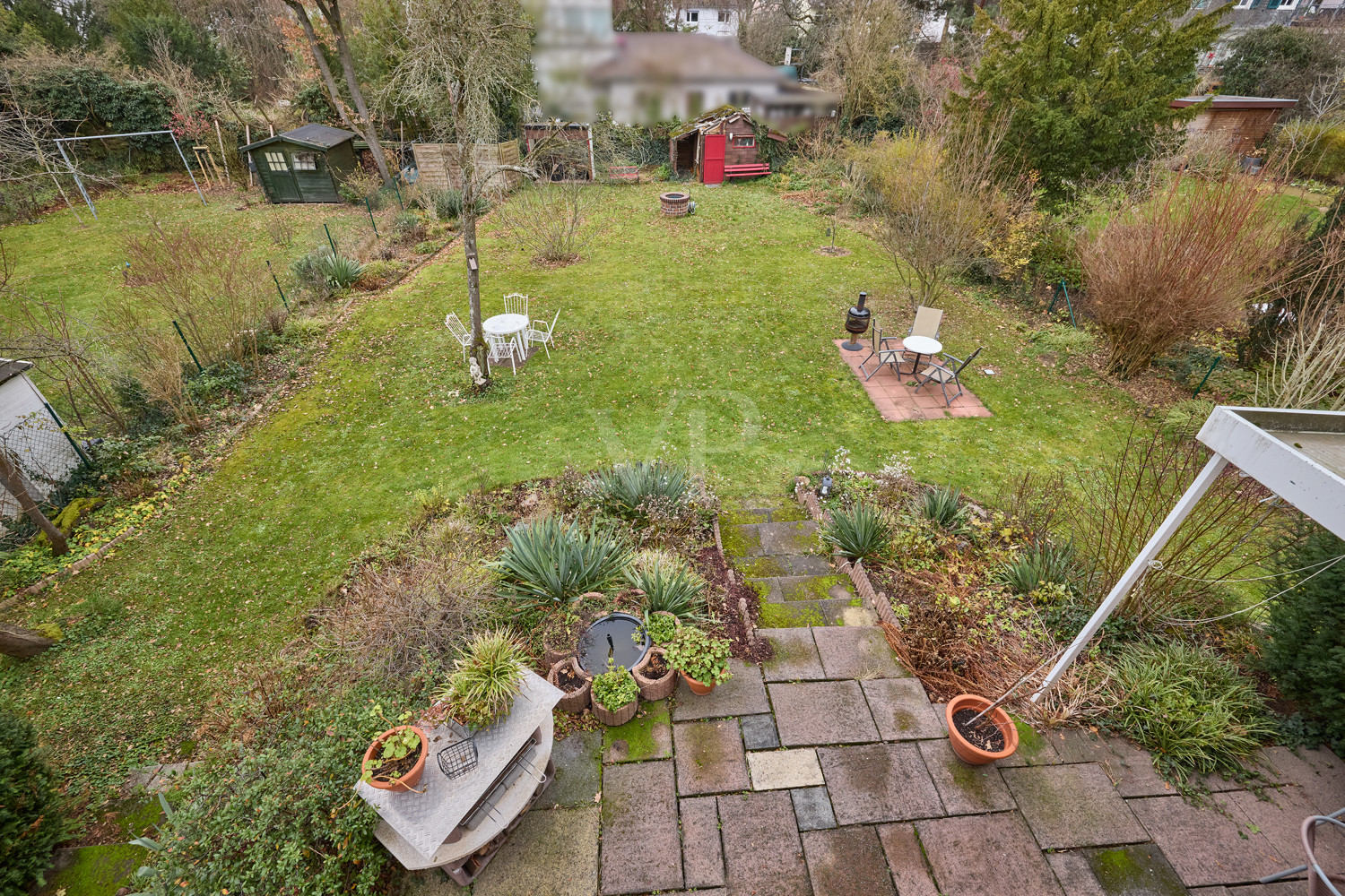 Blick in den Garten vom Balkon