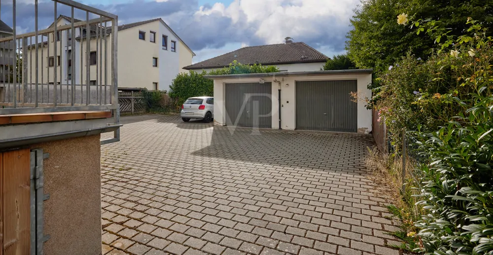 Doppelgarage + 3 Stellplätze