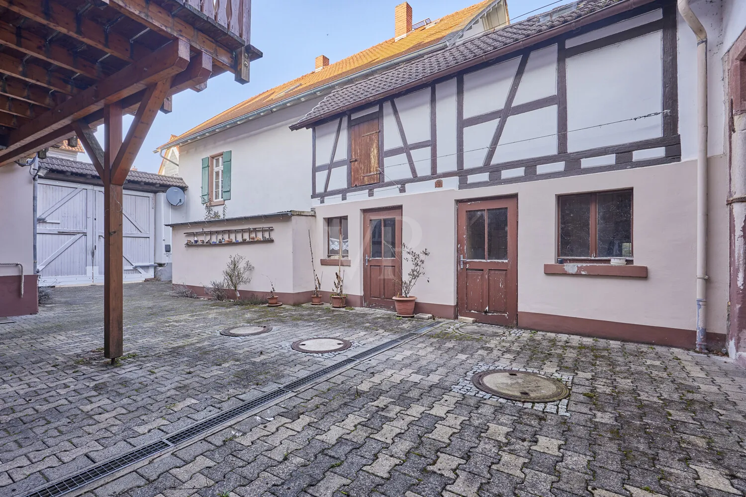 Innenhof mit Nebengebäude