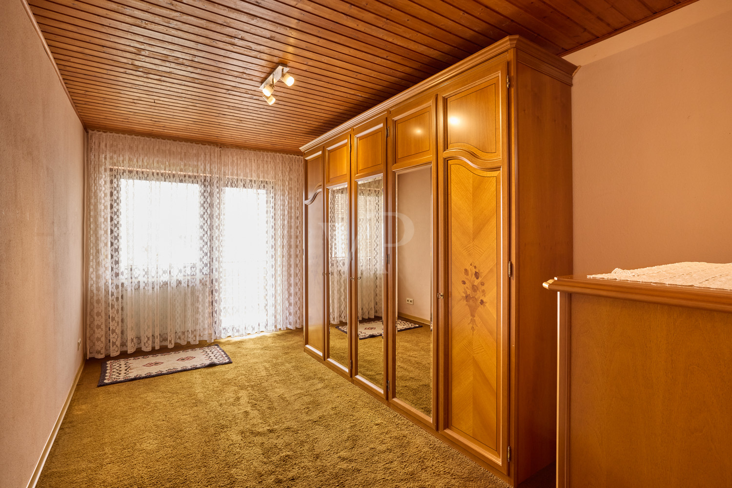 Zimmer 2 mit Zugang zum Balkon im OG