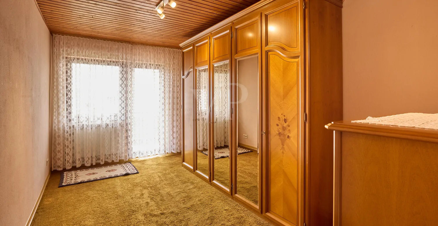 Zimmer 2 mit Zugang zum Balkon im OG