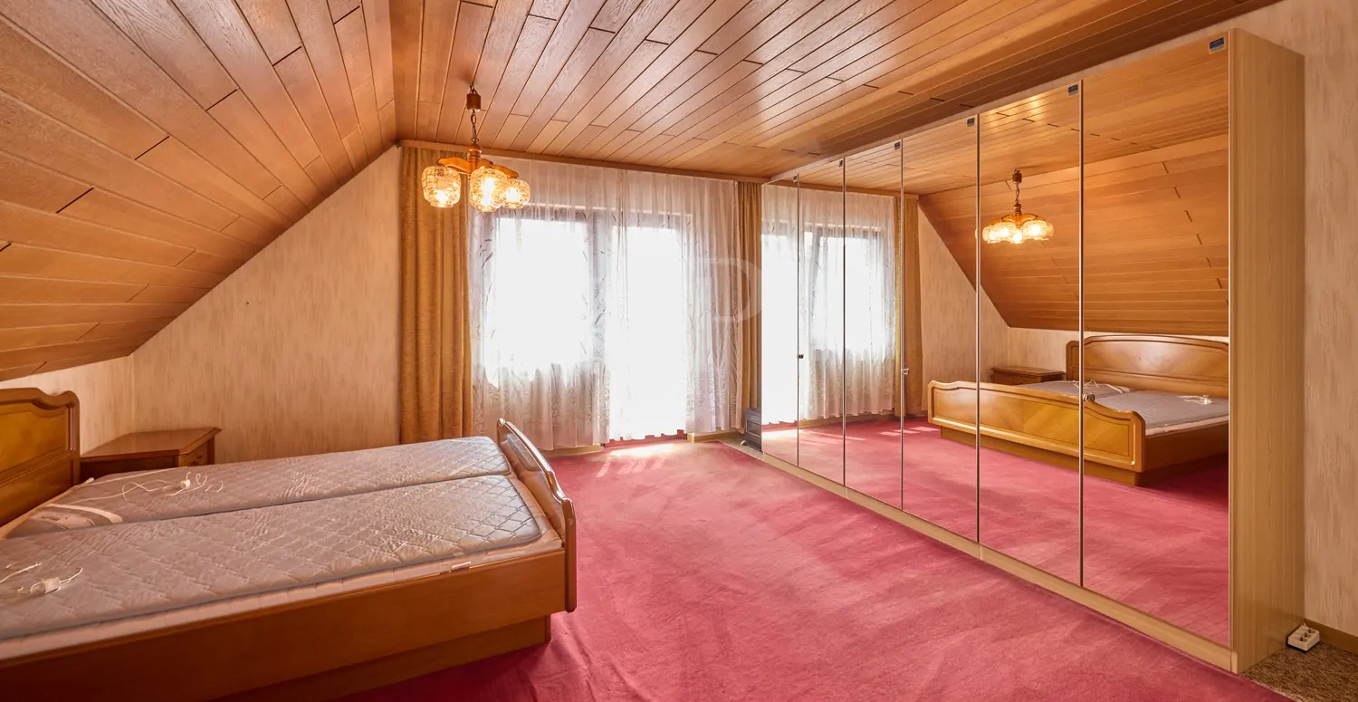 Zimmer 4 mit Zugang zum Balkon im DG