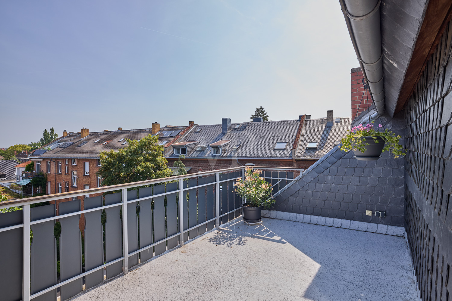 Großer Balkon im DG