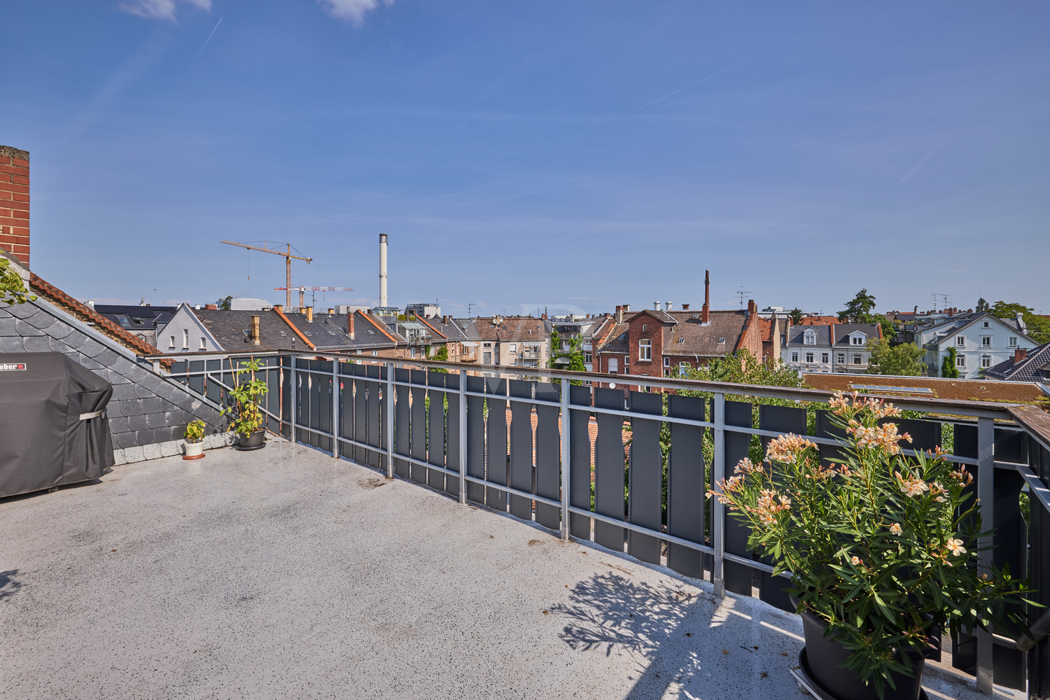 Großer Balkon im DG