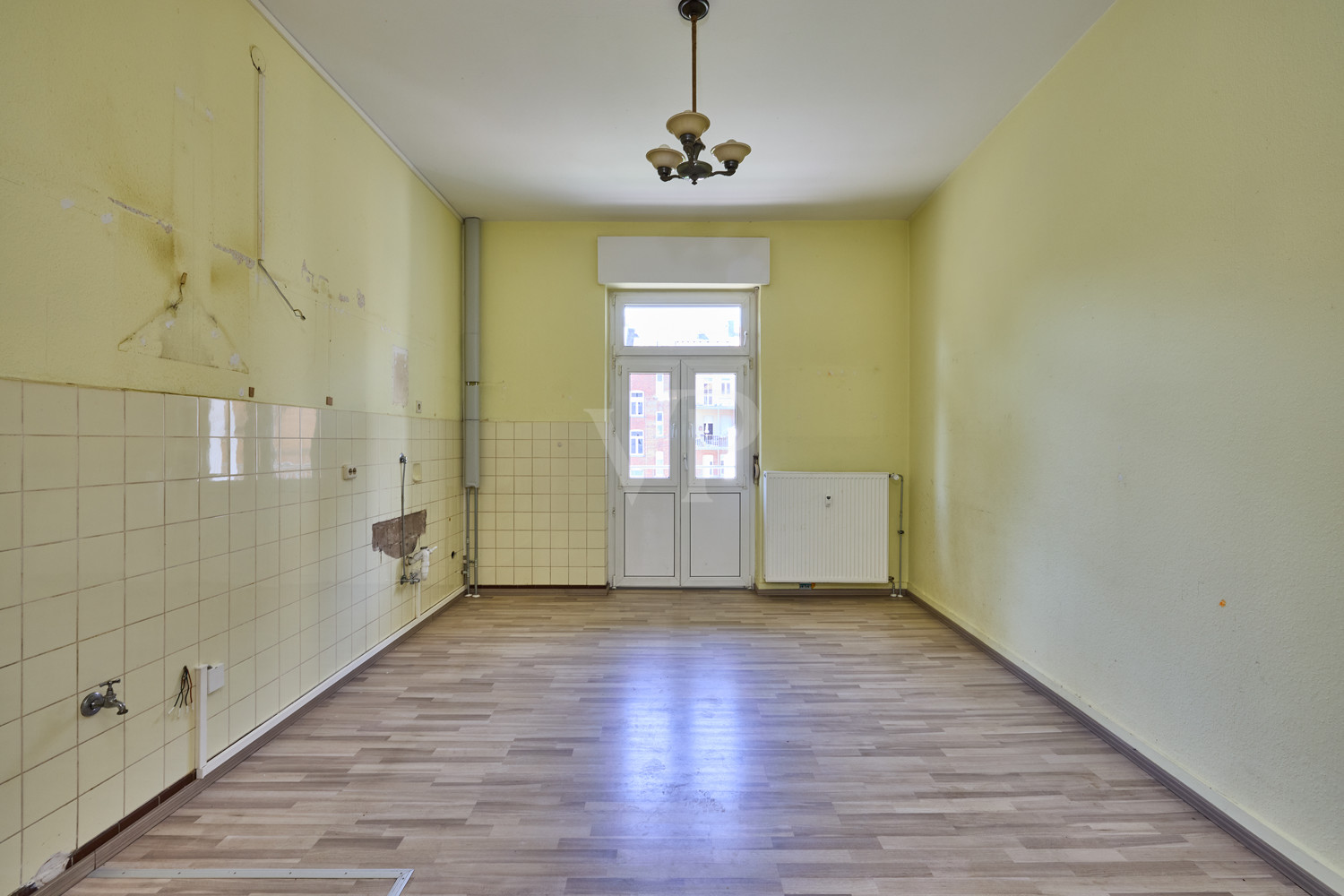 Wohnküche mit Zugnag zum Balkon