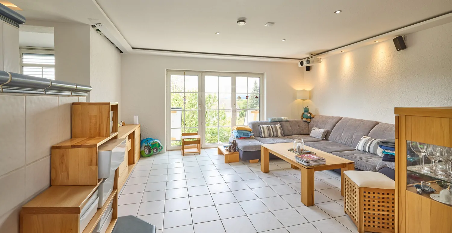 Wohnbereich mit bodentiefen Fenstern