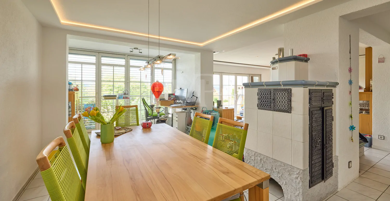 Essbereich mit Kachelofen