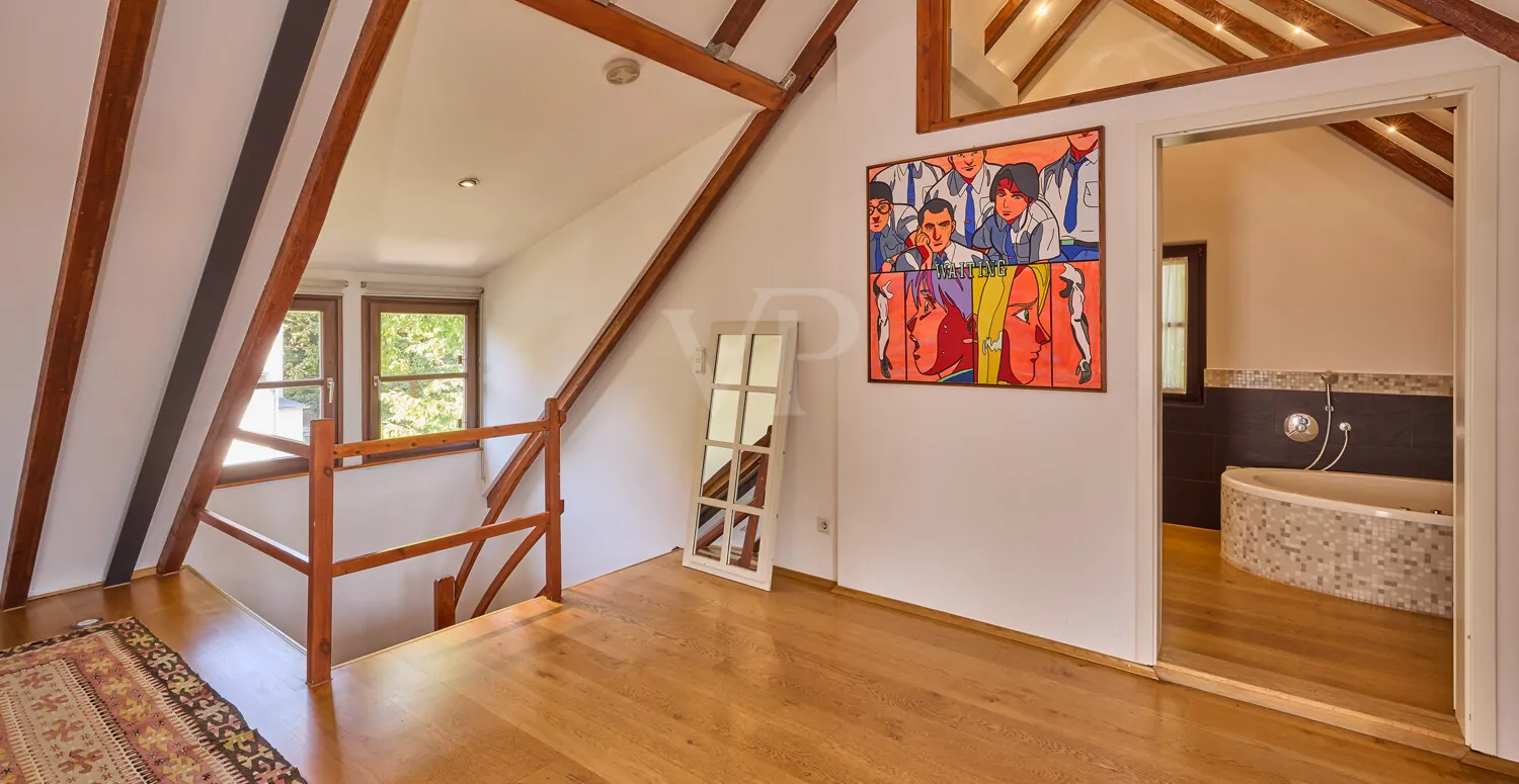 Dachgeschoss mit hochwertigem Badezimmer