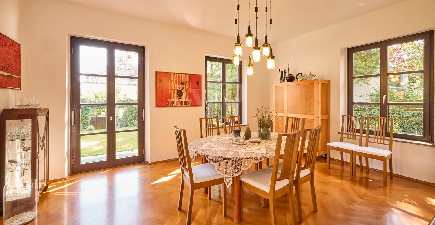 Esszimmer mit Zugang in den Garten