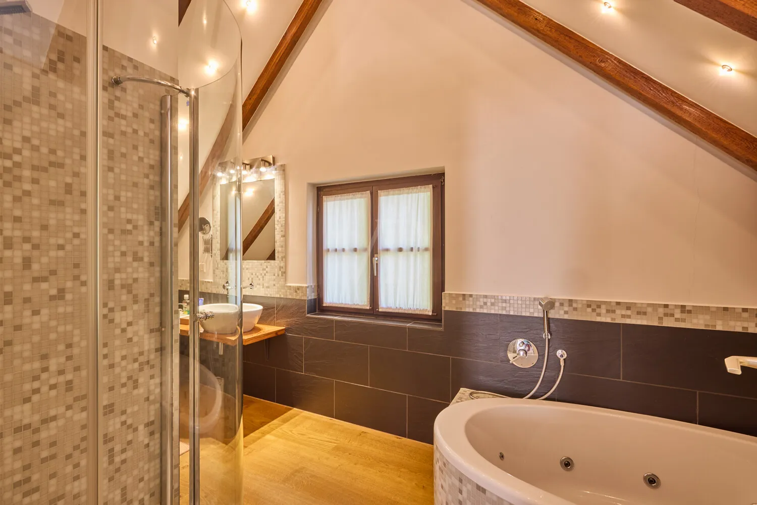 Großes Badezimmer im DG