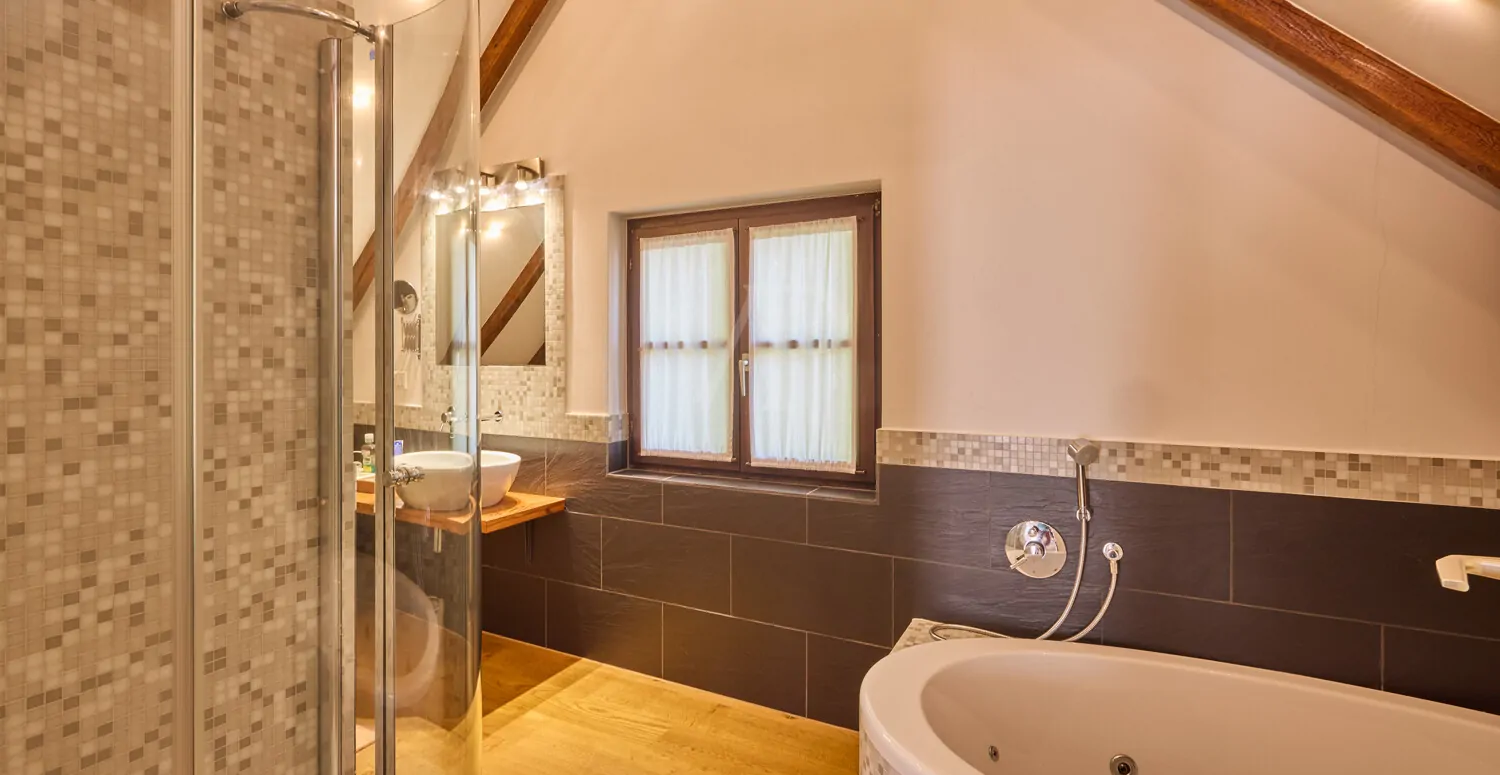 Großes Badezimmer im DG