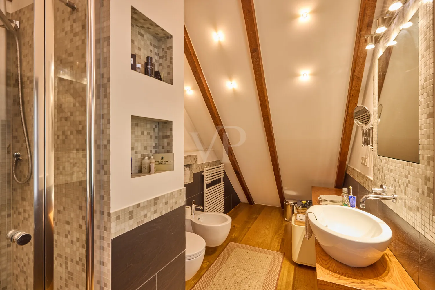 Großes Badezimmer im DG