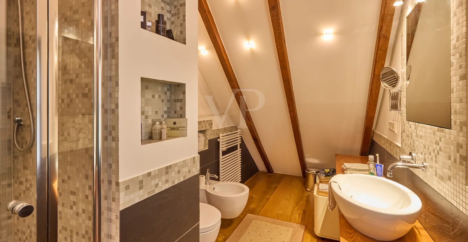 Großes Badezimmer im DG