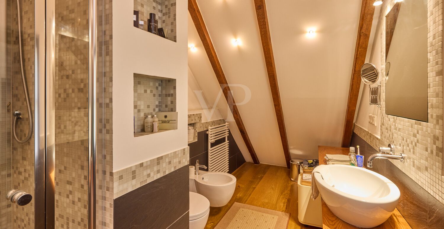 Großes Badezimmer im DG