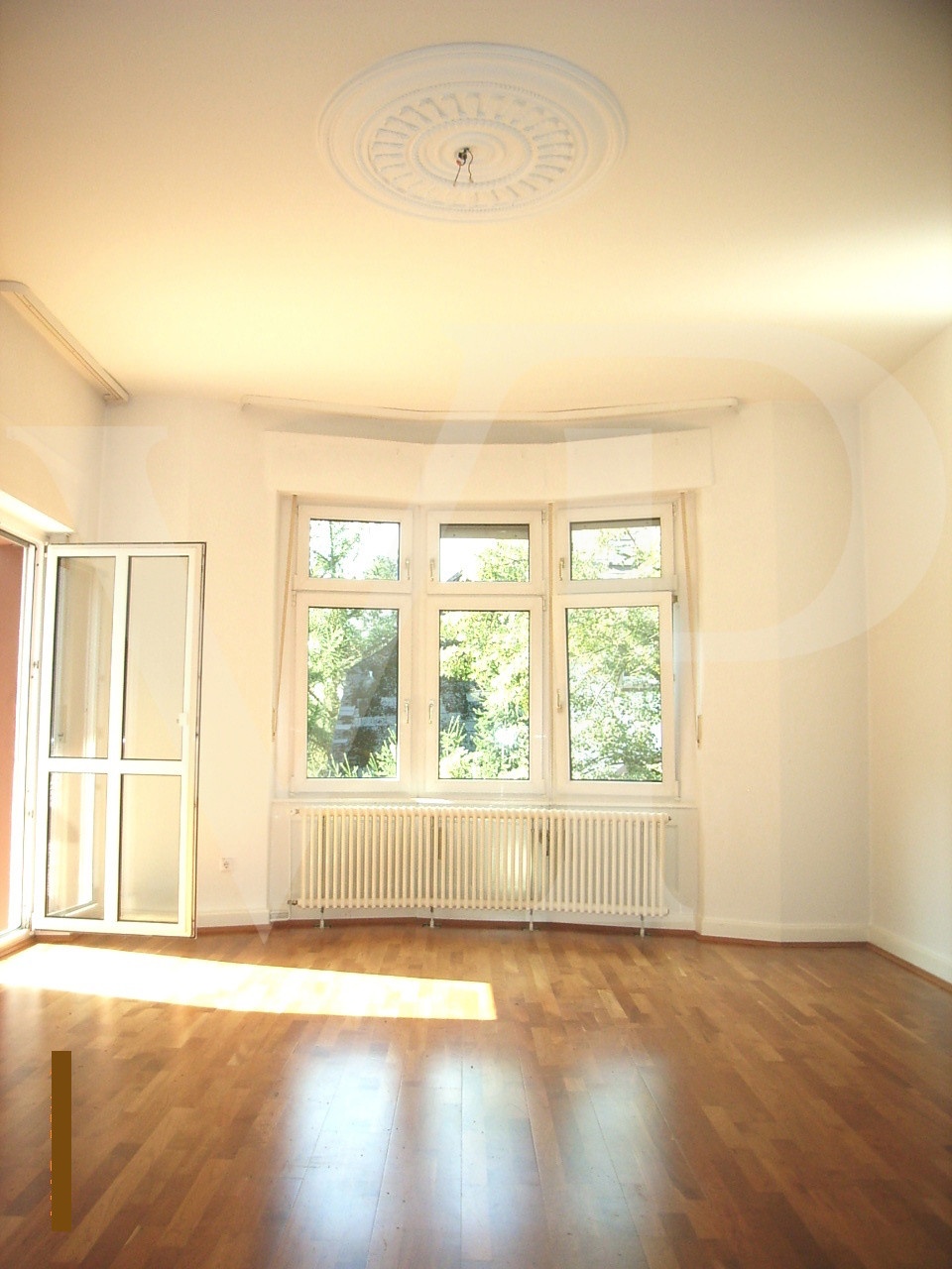 Stilvolles großzügiges Wohnzimmer mit Terrassenzugang
