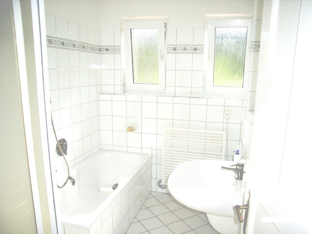 Tageslichtbadezimmer mit Dusche und Badewanne