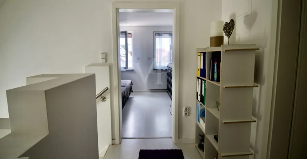 Flur OG Vorderhaus mit Blick ins Schlafzimmer