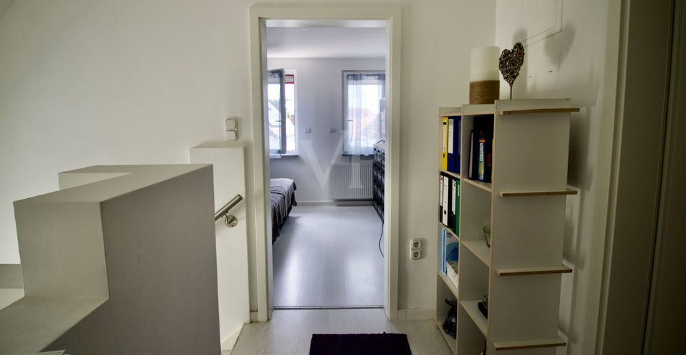 Flur OG Vorderhaus mit Blick ins Schlafzimmer