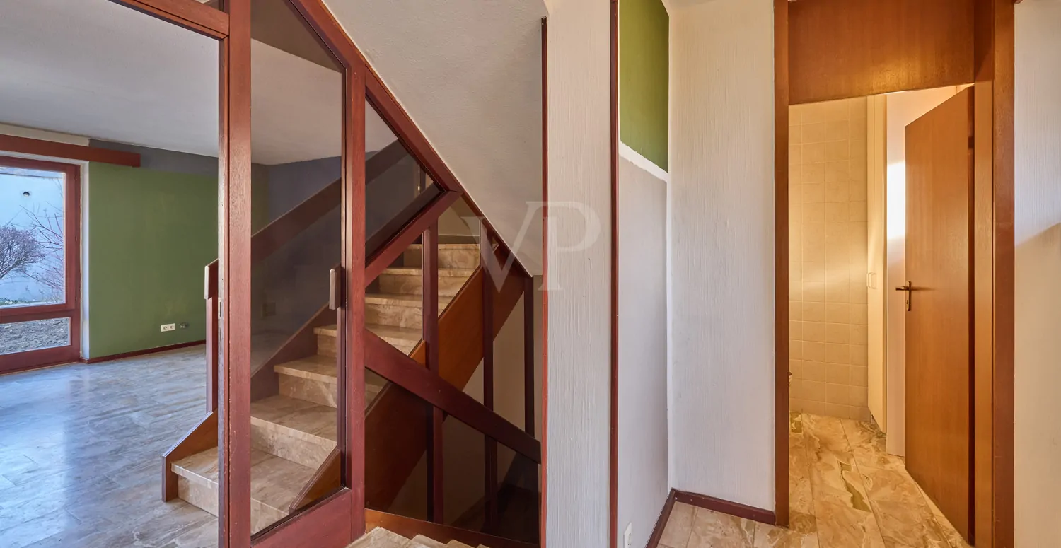 Eingangsbereich mit Blick ins Gäste-WC und Wohn-/Esszimmer