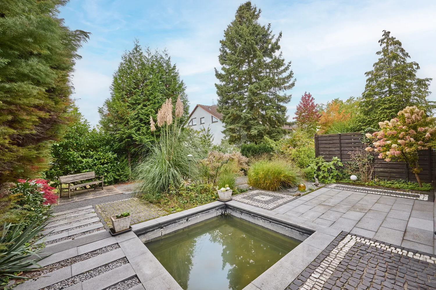 Garten mit Wasserbecken