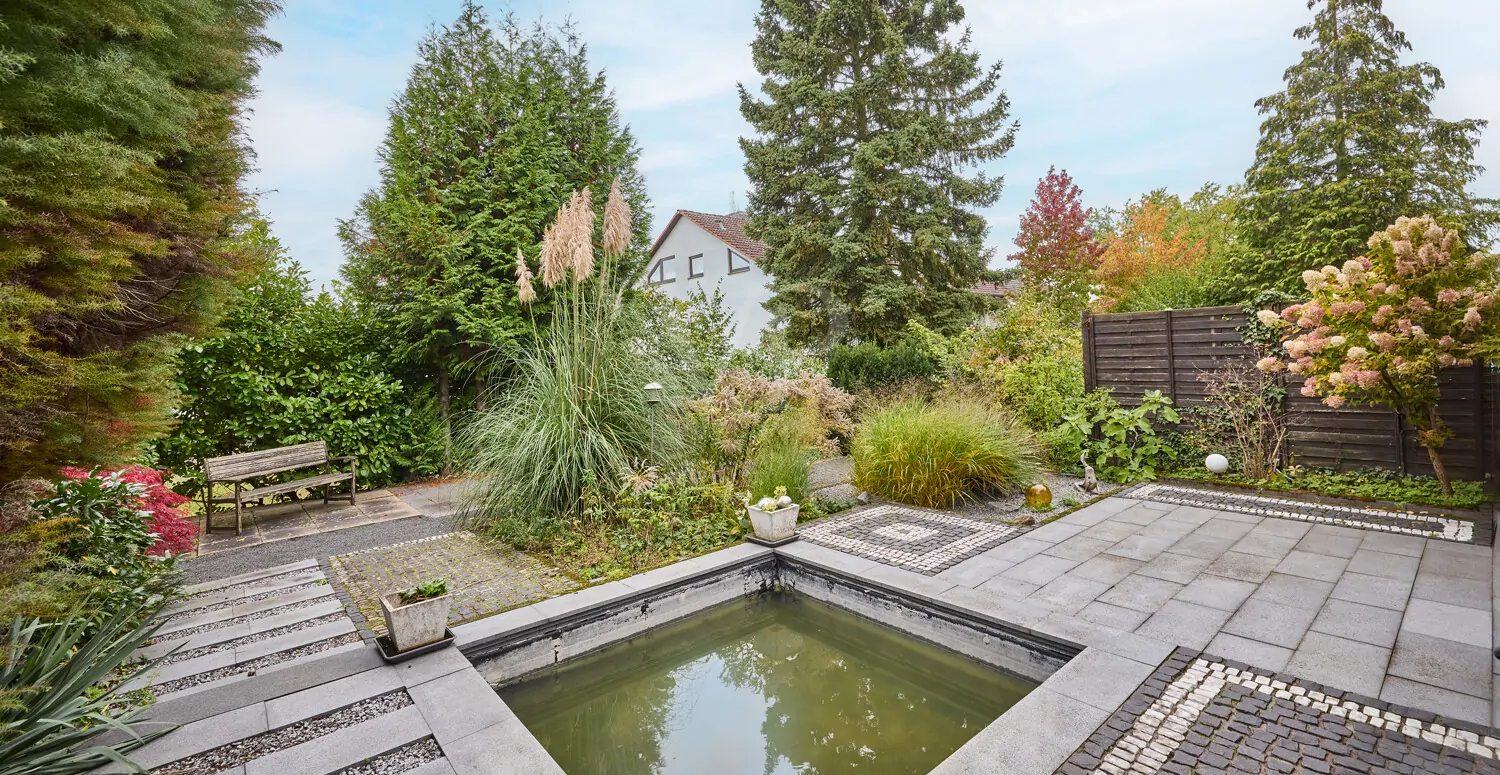Garten mit Wasserbecken