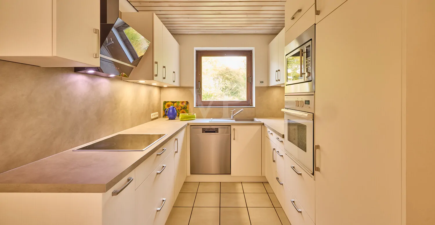 Moderne und neuwertige Küche EG